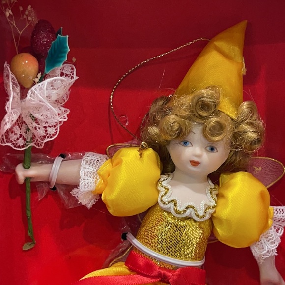 The Hand-Formed Cornucopia Fair Christmas Ornament 1989 porcelain hand painted - Picture 4 of 7